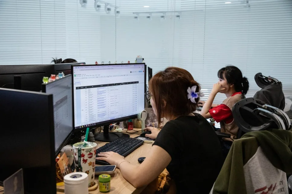 호치민 사무실에서 번역 중인 번역사